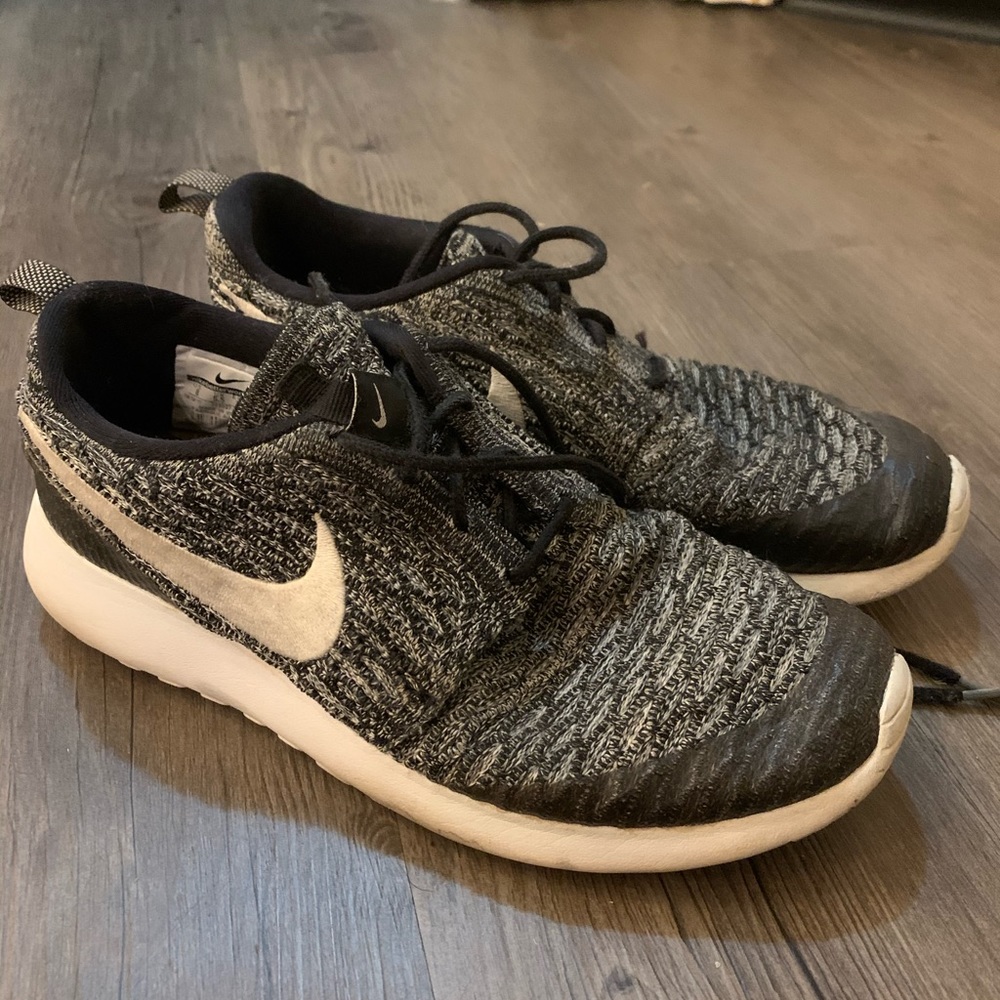 Women’s black Nike tennis shoes